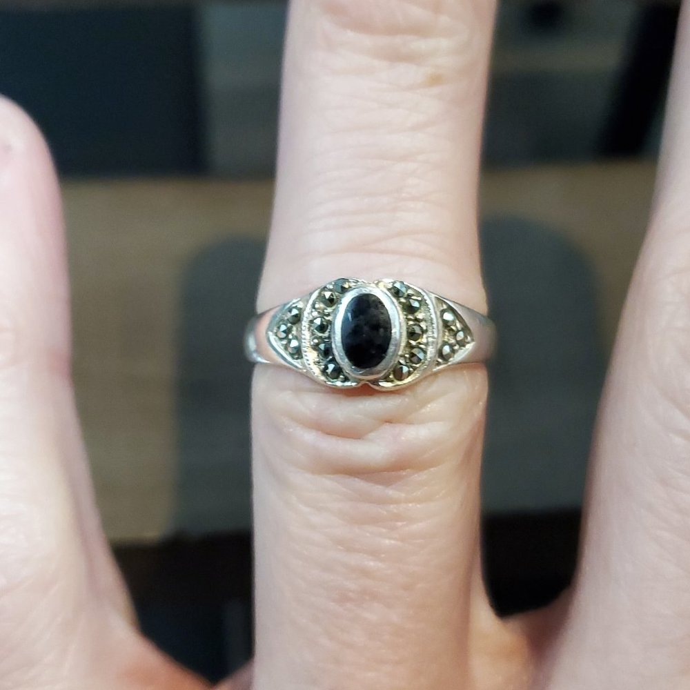 Size 5.75 925 Sterling Silver Marcasite's And Small Black Inlay Ring - Picture 1 of 7